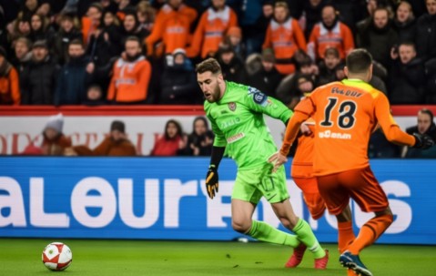 洛里昂門將撲救失誤淚灑球場(chǎng)，球隊(duì)降級(jí)后的反思與重建之路